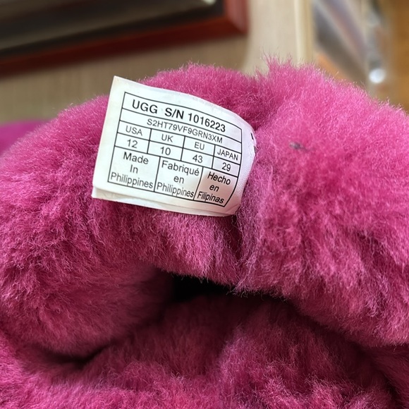 UGG Classic Short Boots - Picture 6 of 6